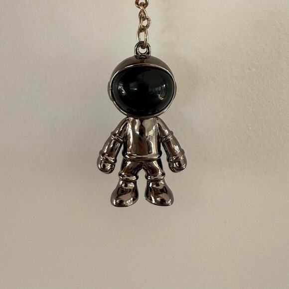 retro 2000s silver astronaut keychain keychain - Picture 3 of 5